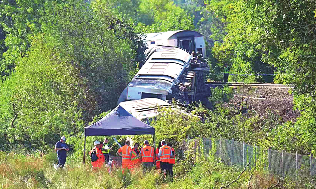 Police officers and rail staff work at the scene where a train derailed near Lewes railway station on Thursday, in East Sussex, England, Friday, August 14, 2026. Reuters reported that two people sustained serious injuries and 18 others suffered less serious injuries. About 150 people were aboard the train when at least three carriages left the tracks and overturned, per the media report. Photo: VCG