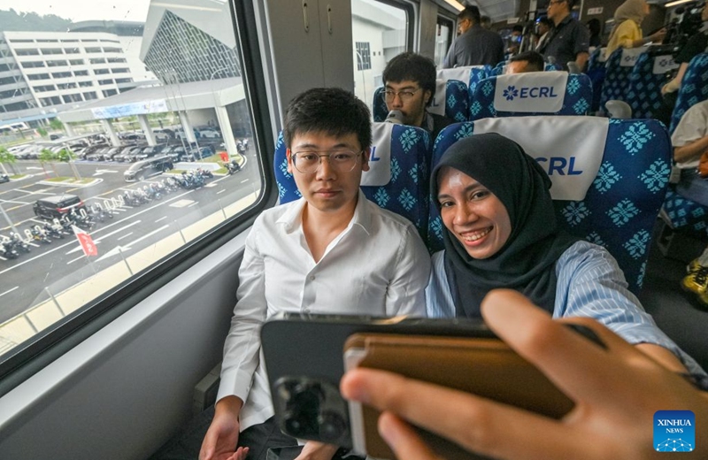 Trial passengers take selfies aboard a train at the Gombak station of the East Coast Rail Link (ECRL) in Selangor state, Malaysia, Aug. 14, 2026. The East Coast Rail Link (ECRL), a mega rail project in Malaysia being built by the China Communications Construction Company (CCCC), is expected to begin commercial operations by January 2027, Transport Minister Anthony Loke Siew Fook said on Friday.
In the meantime, the railway has reached 95.08 percent overall progress and has entered its testing and commissioning phase, keeping with its project schedule, Loke said in his speech at the launch ceremony of the ECRL Comprehensive Inspection Train (CIT). Photo: Xinhua