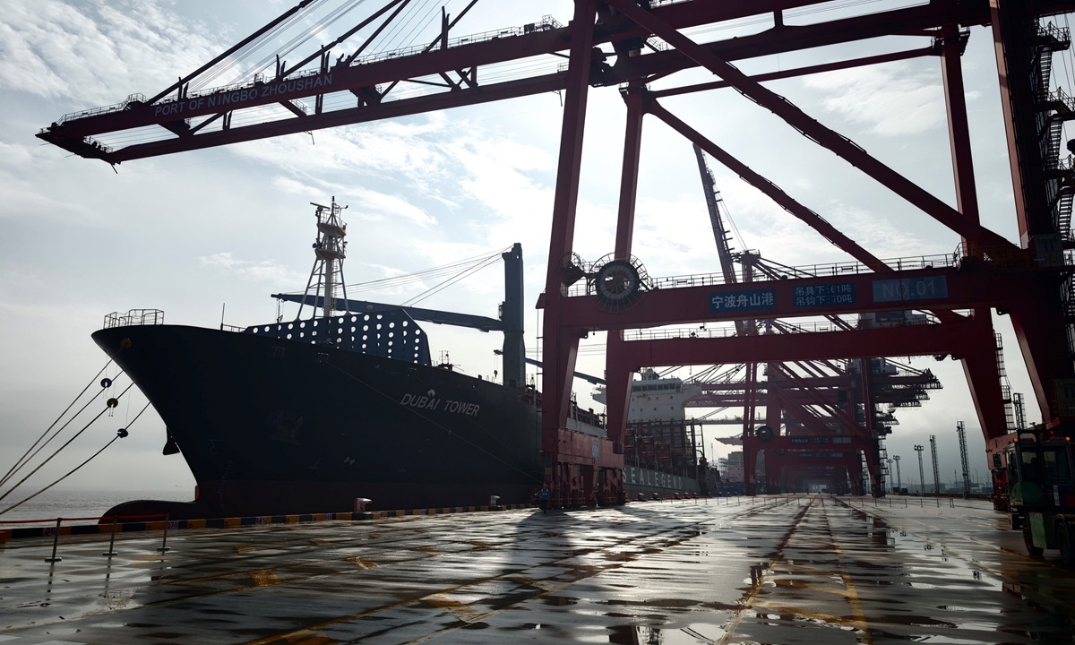 Chinese container shipping company Sea Legend Shipping's container vessel Dubai Tower Photo: Courtesy of Ningbo-Zhoushan Port 
