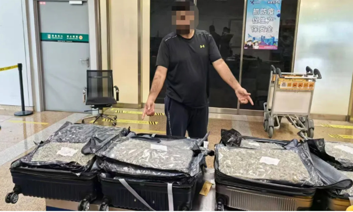 Picture of a suitcase containing smuggled cannabis captured by Chinese customs officers. Photo: Zhongguo Jindu