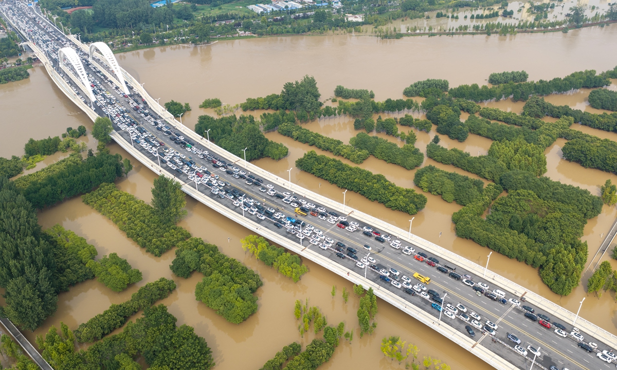 Vehicles park on a bridge to avoid risks amid flooding in Zhoukou, Central China's Henan Province on August 15, 2026. Photo: VCG