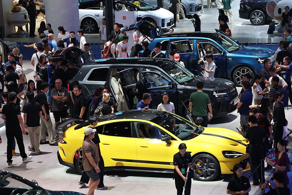 Visitors gather at the 29th Chengdu International Auto Show held at the Western China International Expo City in Chengdu, Southwest China's Sichuan Province, on August 21, 2026. The 10-day fair covers an exhibition area of 220,000 square meters and brought together nearly 120 major domestic and international automobile brands, with about 1,600 vehicles on display. Photo: VCG