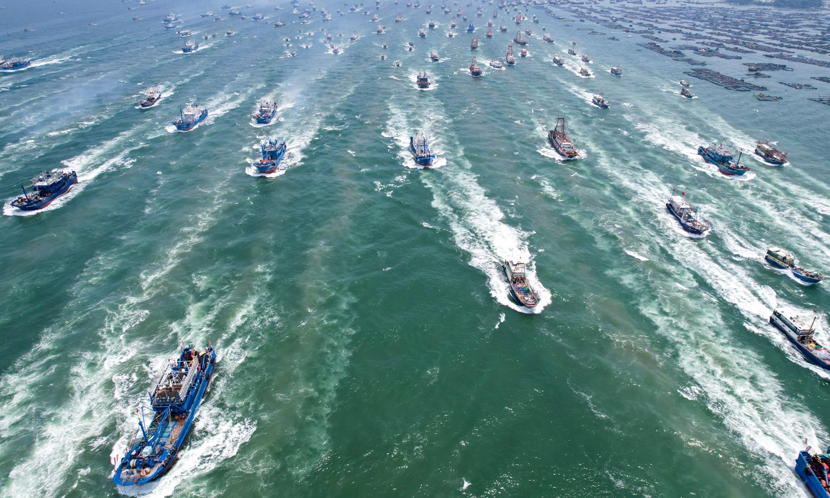 Fishing boats rush out to sea from a port in Yangjiang, South China's Guangdong Province, on August 16, 2026, as the seasonal fishing moratorium in the South China Sea officially ends. Photo: VCG