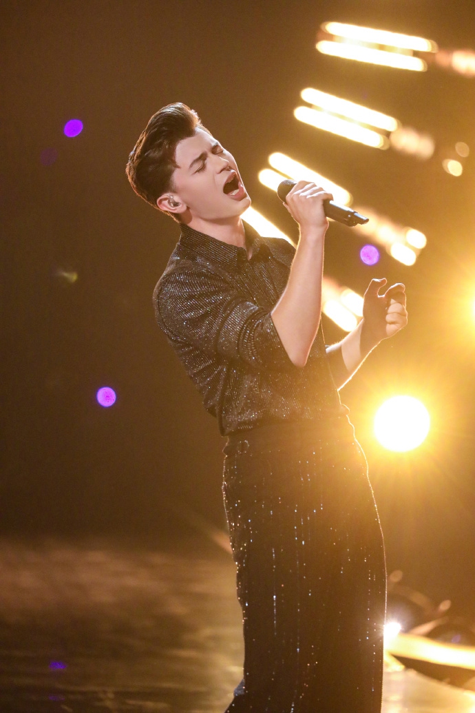 Elliot James Reay sings on stage at a Chinese live show. Photo: Courtesy of UMG