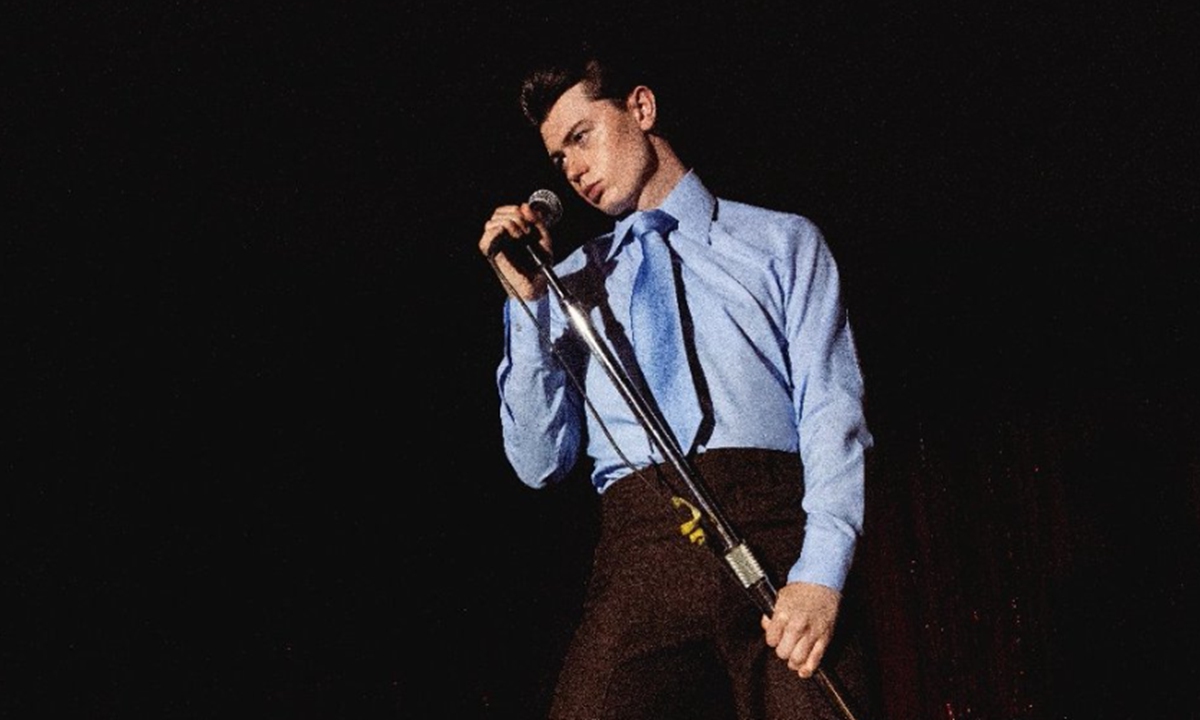 Elliot James Reay sings on stage at a Chinese live show. Photo: Courtesy of UMG