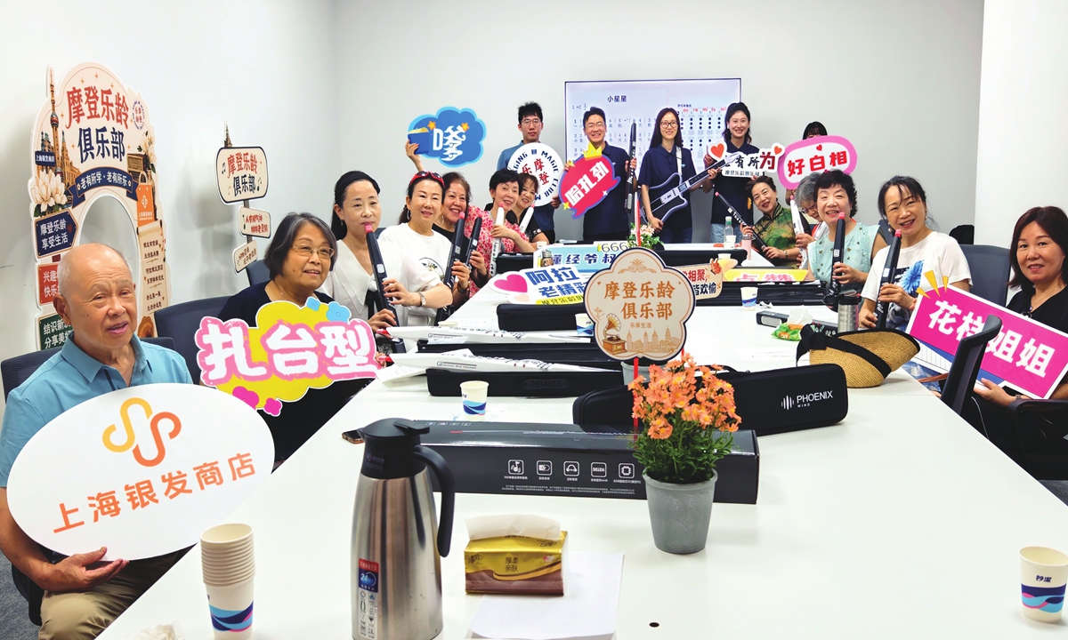 Seniors try out electronic saxophones at Shanghai silver?age store on July 27, 2026. Photo: Courtesy of the store
