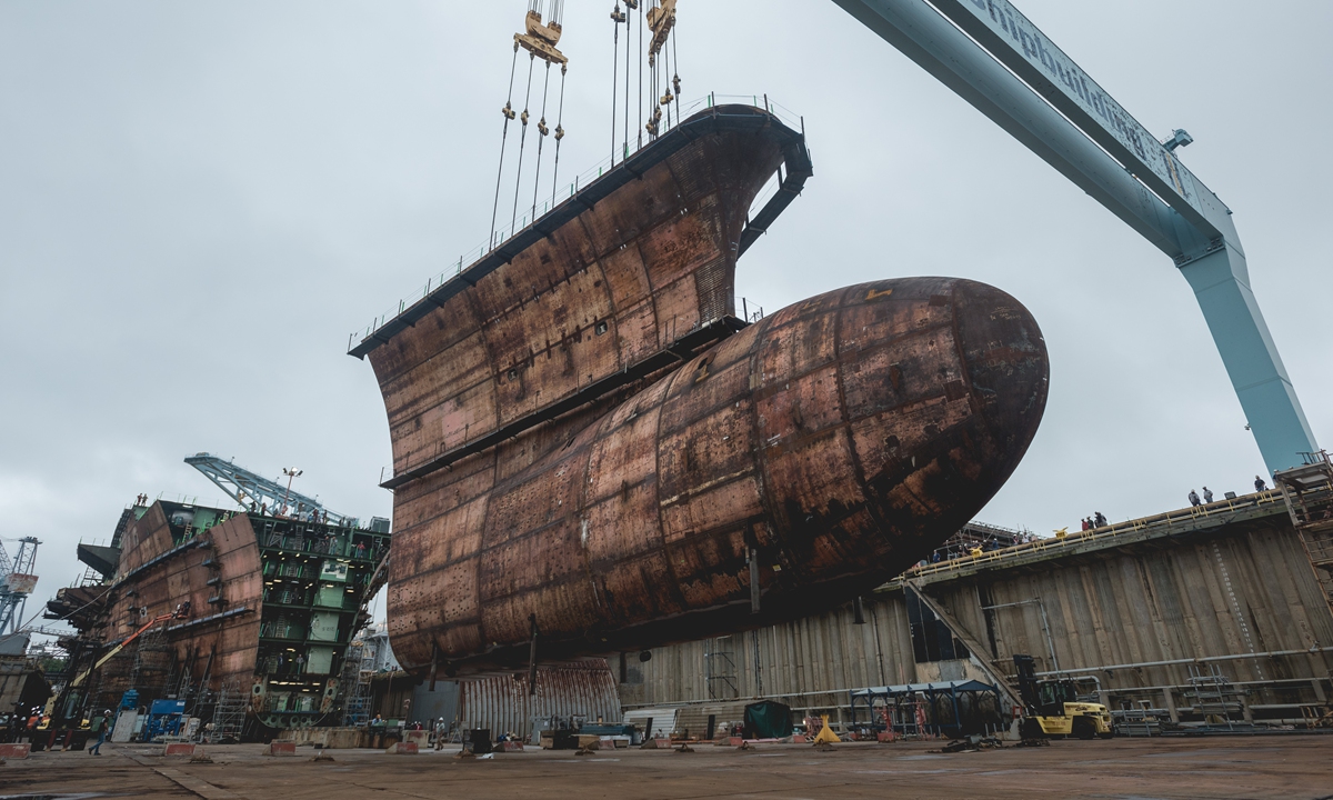 Cranes lift a section of the aircraft carrier USS John F. Kennedy into place at the Huntington Ingalls Industries shipyard in Newport News, Virginia, the US on September 28, 2018. Photo: IC