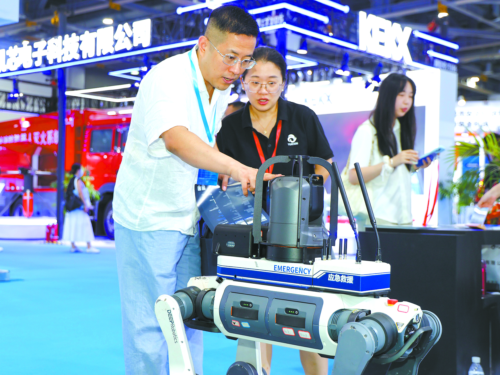 Visitors view a wheel-legged quadruped robot at the Hangzhou International Expo Center in Hangzhou, East China's Zhejiang Province, on August 18, 2026. Data released by the Ministry of Industry and Information Technology on July 20 showed that Chinese-developed quadruped robots accounted for nearly 70 percent of global sales. Photo: VCG