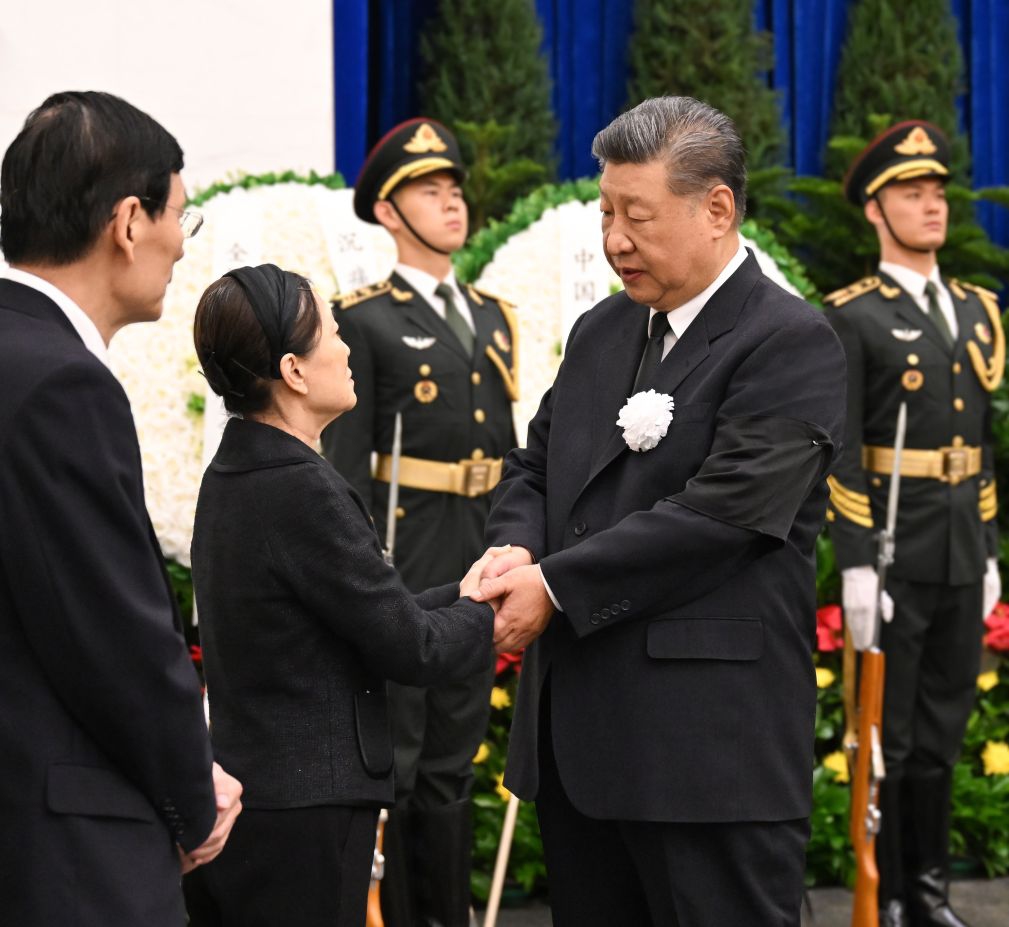 Xi Jinping shakes hands with a family member of Zhu Rongji to express deep condolences in Beijing, capital of China, Aug. 18, 2026. The body of former Chinese premier Zhu Rongji was cremated in Beijing on Tuesday. President Xi Jinping and other senior leaders of the Communist Party of China (CPC) and the state, including Li Qiang, Zhao Leji, Wang Huning, Cai Qi, Ding Xuexiang, Li Xi and Han Zheng, bid farewell to Zhu at the Babaoshan Revolutionary Cemetery on Tuesday morning. Hu Jintao sent a wreath to express his condolences over Zhu's passing. (Xinhua/Xie Huanchi)