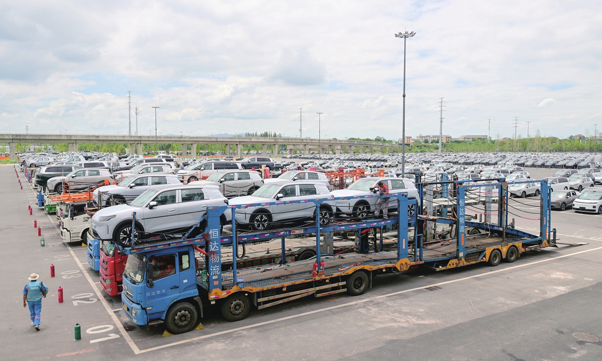 Logistics workers load new-energy vehicles onto trucks at Leapmotor’s intelligent manufacturing base in Jinhua, East China’s Zhejiang Province, on August 19, 2026. The vehicles will be distributed to sales outlets in China and overseas. 
Photo: VCG