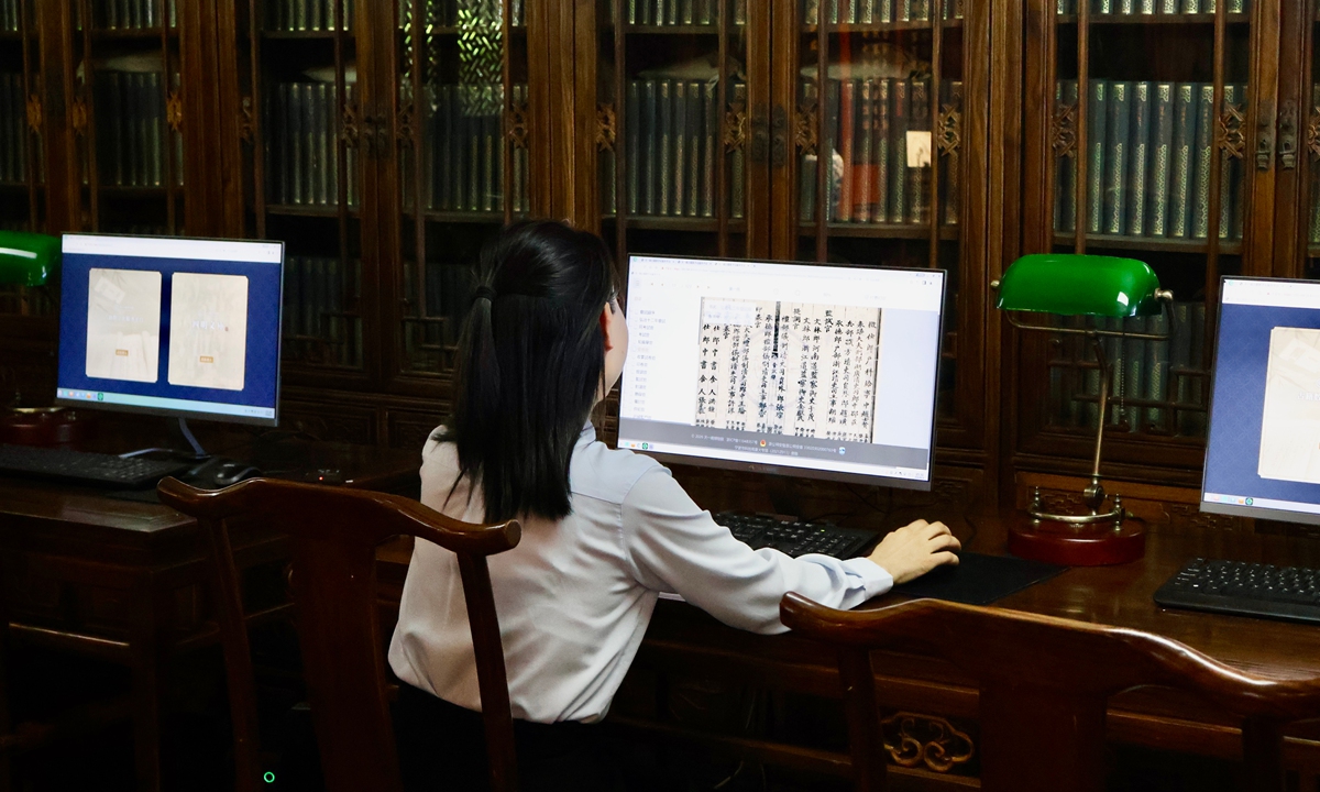 A staff member of Tianyige Museum view digital resources of ancient documens in the museum's ancient?book reading room, on August 18, 2026. Photo: Lin Xiaoyi/GT