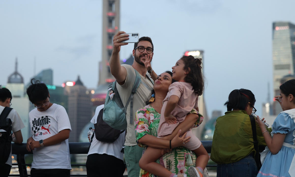Foreign tourists visit the Bund in Shanghai on August 17, 2026. Photo: VCG