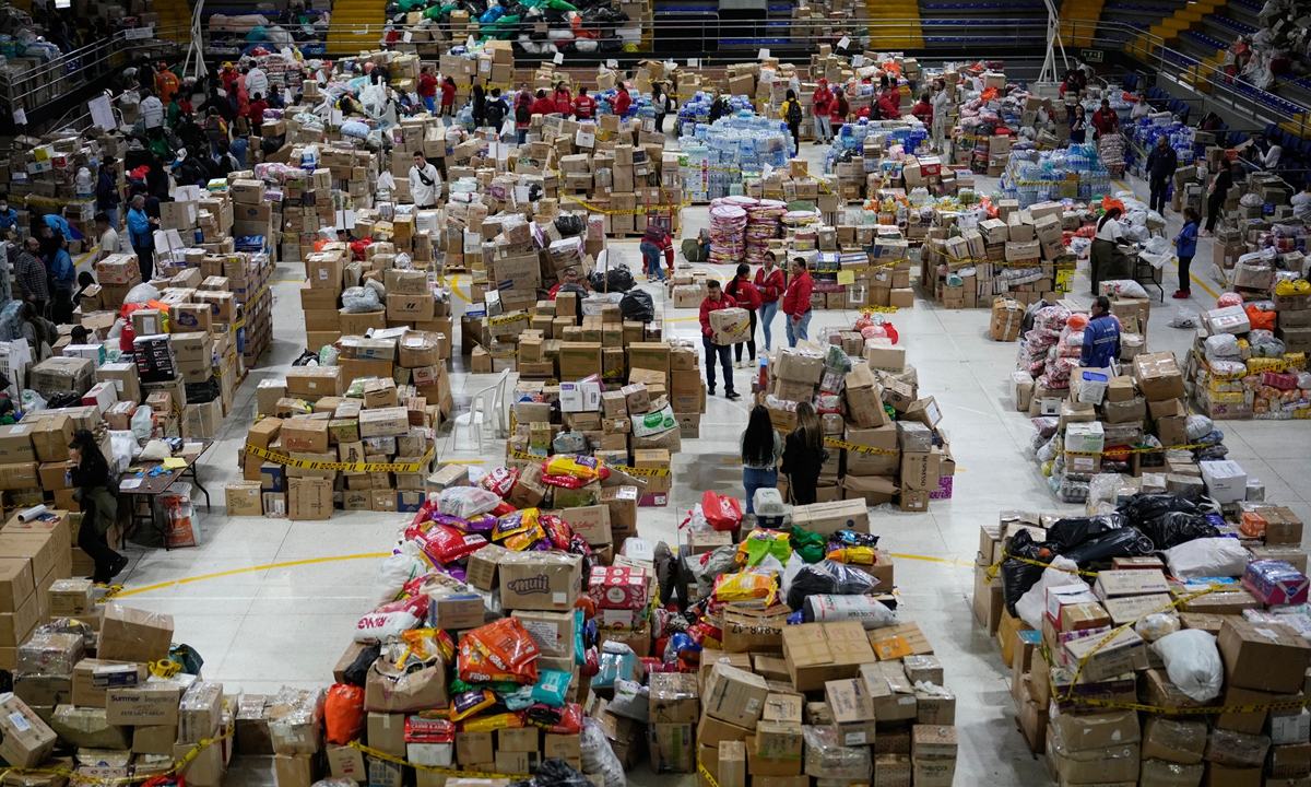Volunteers sort aid bound for people affected by the magnitude 7.4 earthquake that struck western Colombia on August 10, 2026, in Choco department, Bogota, Colombia, on August 18, 2026. Photo: VCG