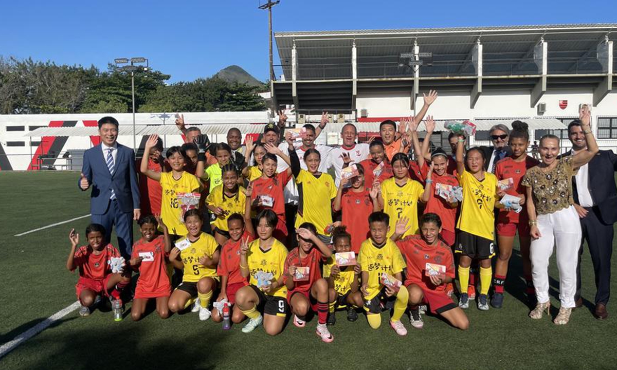 Chinese and Brazilian youngsters pose for photos after their football friendly. Photo: Xinhua