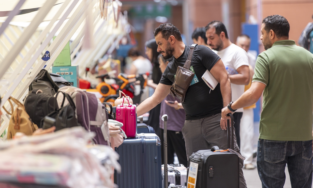 A bags and luggage runway show draws curious gazes from tourists and traders at Zone 2 of Yiwu International Trade City, Jinhua, East China's Zhejiang Province, on August 21, 2026. Photo: VCG