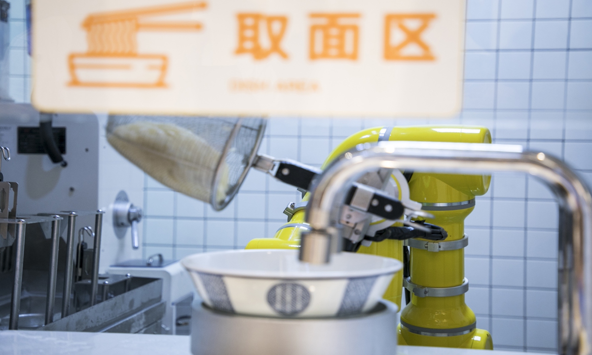 A robotic arm cooks noodles at Hongqiao AI community canteen. Photo: Courtesy of the canteen