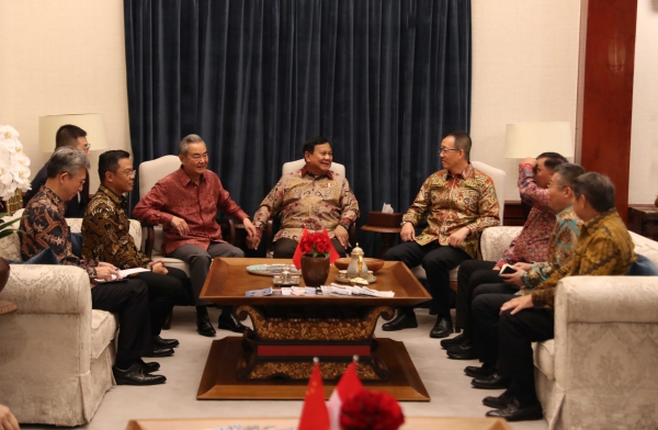 Indonesian President Prabowo Subianto meets with Chinese Foreign Minister Wang Yi and Defense Minister Dong Jun in Jakarta on August 21, 2026. Photo: China's Ministry of Foreign Affairs 