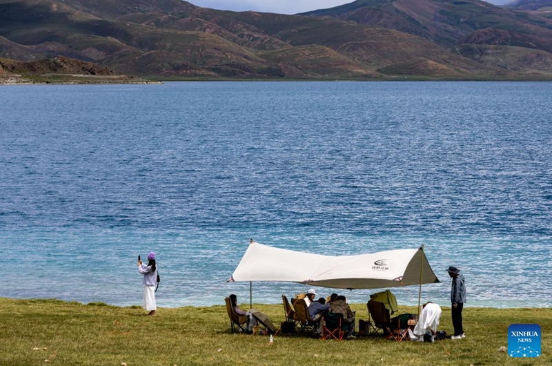 Tourists visit Lake Yamzhog Yumco, Shannan City, southwest China's Xizang Autonomous Region, Aug. 20, 2026. (Xinhua/Jiang Fan)