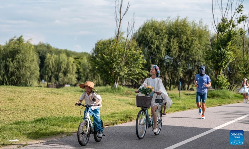 People cycle along the Erhai Lake ecological corridor in Dali, southwest China's Yunnan Province, Aug. 21, 2026. Photo: Xinhua