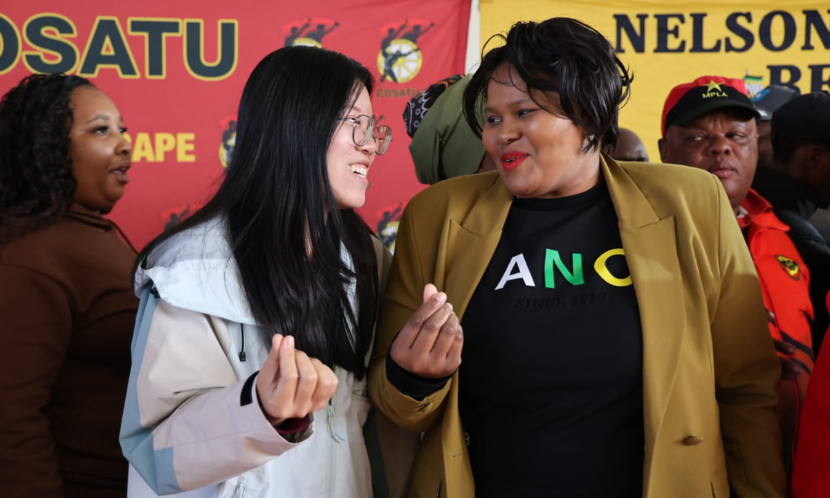 The author takes a photo with Babalwa Lobishe, Nelson Mandela Bay executive mayor and ANC regional chairperson. Photo: Courtesy of He Yue