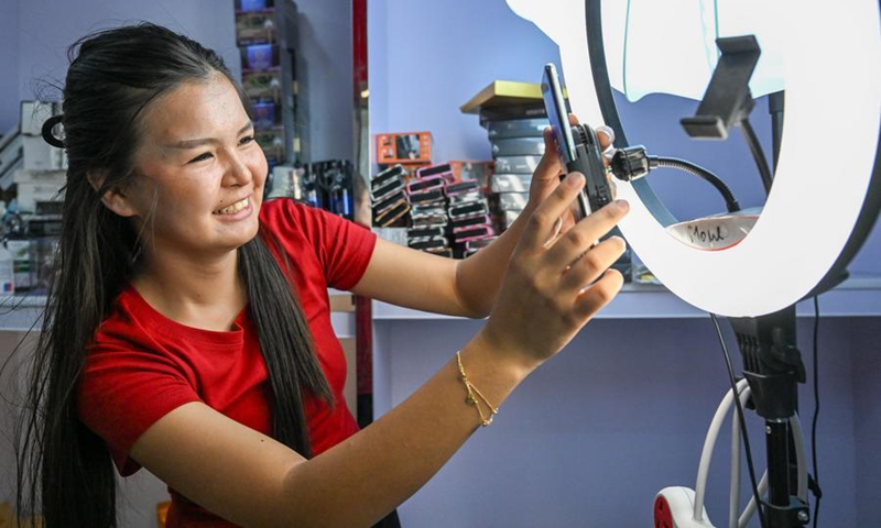 A live-streamer from Kazakhstan prepares for a live-streaming at Yiwu International Business Trade Mall of the China-Kazakhstan Horgos International Border Cooperation Center in Horgos, northwest China's Xinjiang Uygur Autonomous Region, Aug. 21, 2026. (Xinhua/Ding Lei)
