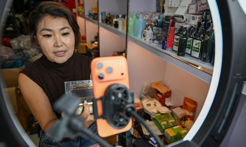 A live-streamer from Kazakhstan promotes cosmetic products at Yiwu International Business Trade Mall of the China-Kazakhstan Horgos International Border Cooperation Center in Horgos, northwest China's Xinjiang Uygur Autonomous Region, Aug. 21, 2026. (Xinhua/Ding Lei)