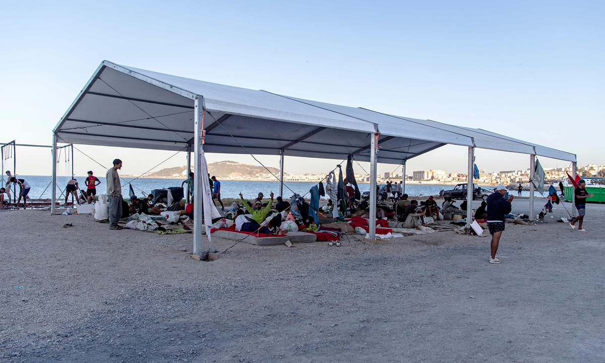 Migrants who remain living on the streets rest under a canopy at Trampolin beach in Ceuta, on August 22, 2026. Some 72,000 migrants breached the border in an unprecedented and deadly rush into the Spanish North African territory on July 30-31, with 70,000 having since returned to Morocco, according to Spanish government figures, media reported. Photo: VCG