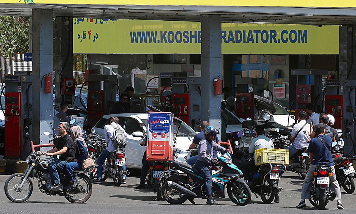 Drivers queue at a petrol station to refuel in Tehran, on August 25, 2026. Photo: VCG