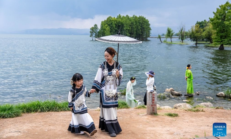 People visit the Erhai Lake ecological corridor in Dali, southwest China's Yunnan Province, Aug. 21, 2026. Photo: Xinhua