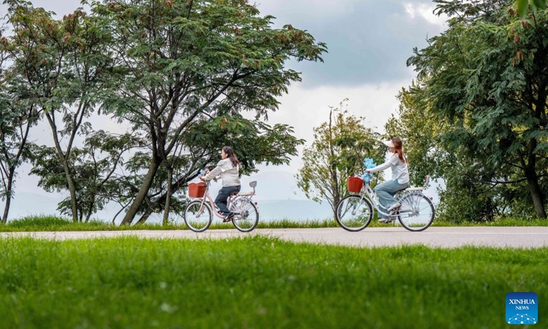 People cycle along the Erhai Lake ecological corridor in Dali, southwest China's Yunnan Province, Aug. 21, 2026. Photo: Xinhua