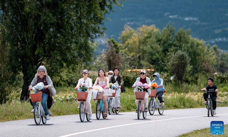 People cycle along the Erhai Lake ecological corridor in Dali, southwest China's Yunnan Province, Aug. 21, 2026. Photo: Xinhua