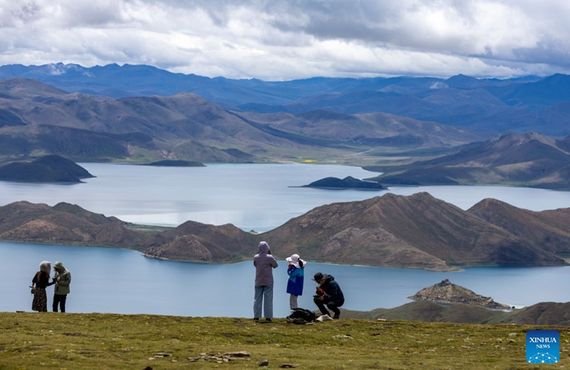 Tourists visit Lake Yamzhog Yumco, Shannan City, southwest China's Xizang Autonomous Region, Aug. 20, 2026. (Xinhua/Jiang Fan)