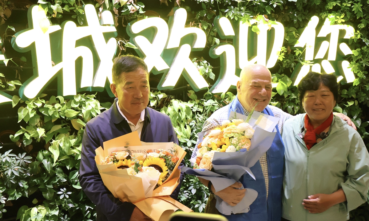 Ronald Sakolsky (center) reunites with sand fighter Yin Yuzhen on August 23, 2026 in Ordos, North China's Inner Mongolia Autonomous Region. Yin received his $5,000 donation and turn them into 50,000 full-grown trees. Photo: Lin Xiaoyi/GT 