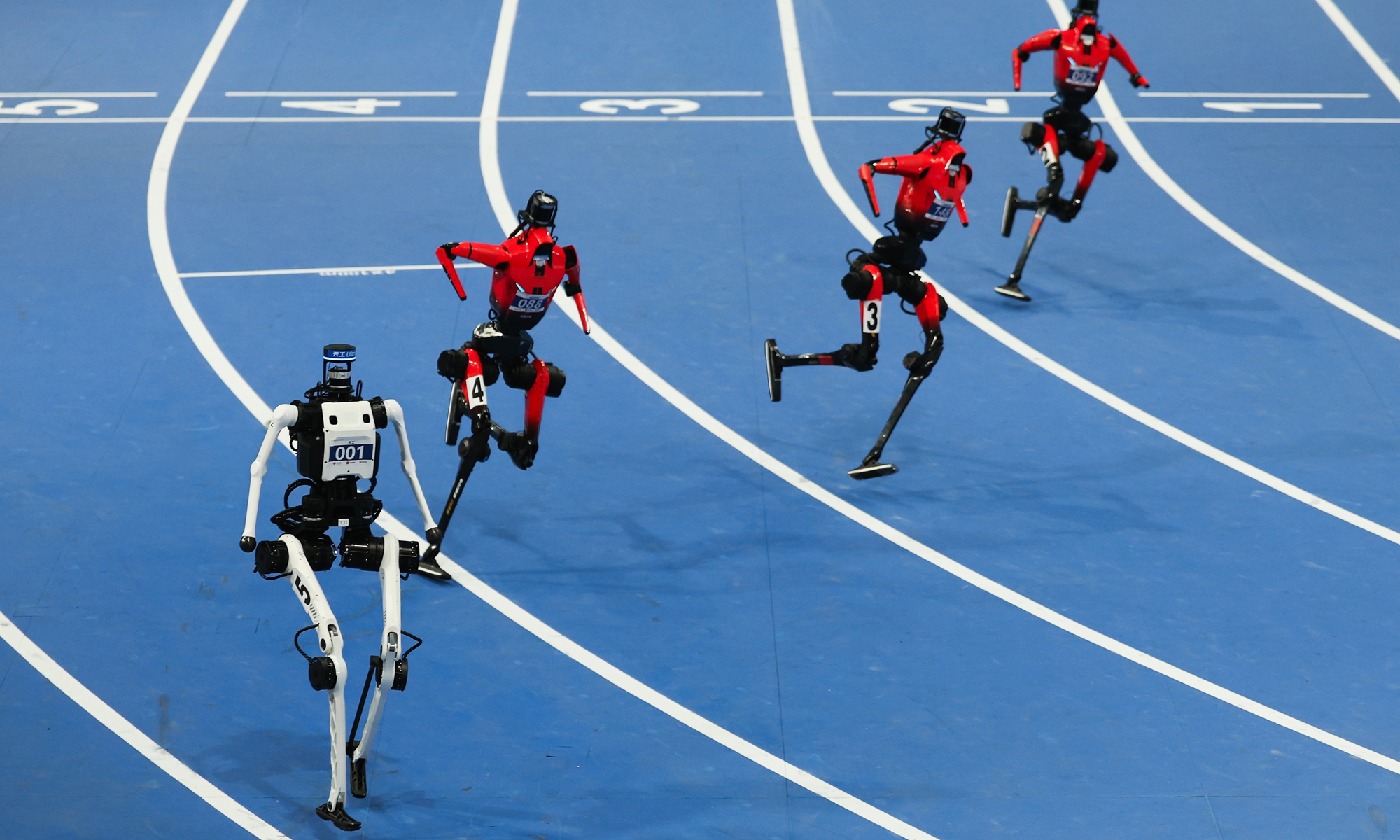 A Tien Kung robot (left) competes in the 400-meter race at the National Speed Skating Oval in Beijing on August 23, 2026 during the 2nd World Humanoid Robot Games (WHRG). Photo: VCG
