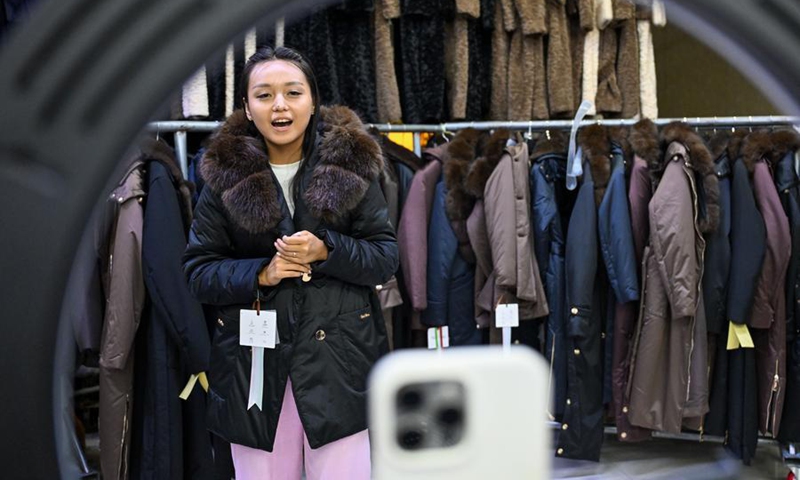 A live-streamer from Kazakhstan promotes clothes at Yiwu International Business Trade Mall of the China-Kazakhstan Horgos International Border Cooperation Center in Horgos, northwest China's Xinjiang Uygur Autonomous Region, Aug. 21, 2026. (Xinhua/Ding Lei)