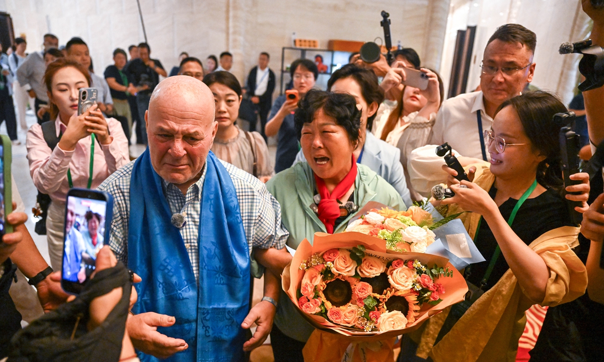 American teacher Ronald Sakolsky reunites with desert fighter Yin Yuzhen at an airport in Ordos, North China's Inner Mongolia Autonomous Region on August 23, 2026. Photo: Xinhua