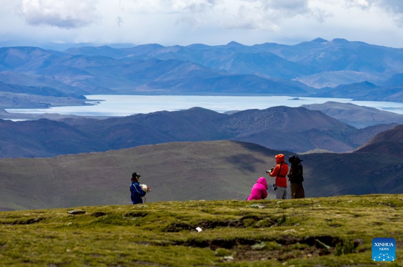 Tourists visit Lake Yamzhog Yumco, Shannan City, southwest China's Xizang Autonomous Region, Aug. 20, 2026. (Xinhua/Jiang Fan)