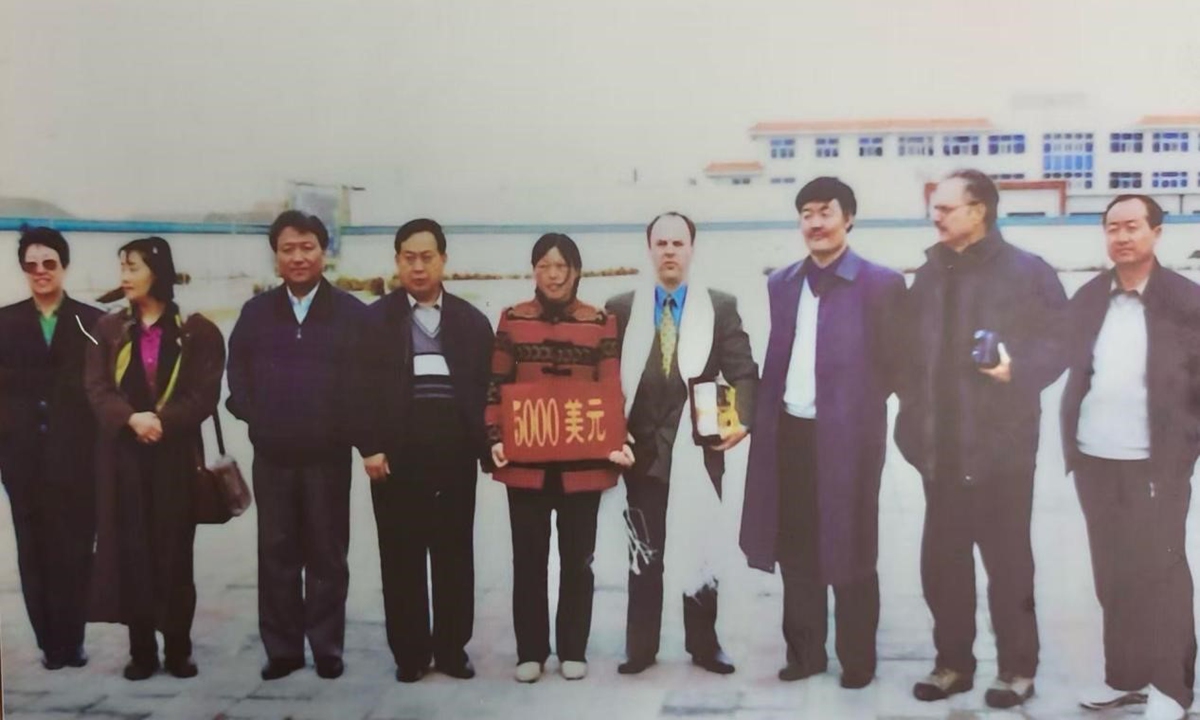 A group photo from the 1999 donation ceremony, where Ronald Sakolsky presents $5,000 for afforestation efforts. Photo: Courtesy of Luoyang No.2 Foreign Language School