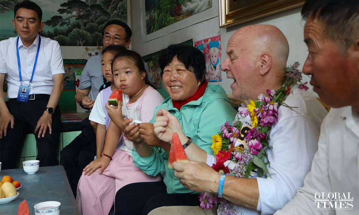 Sakolsky and Yin enjoy watermelons and other fruits at Yin's home. Photo: Lin Xiaoyi/GT