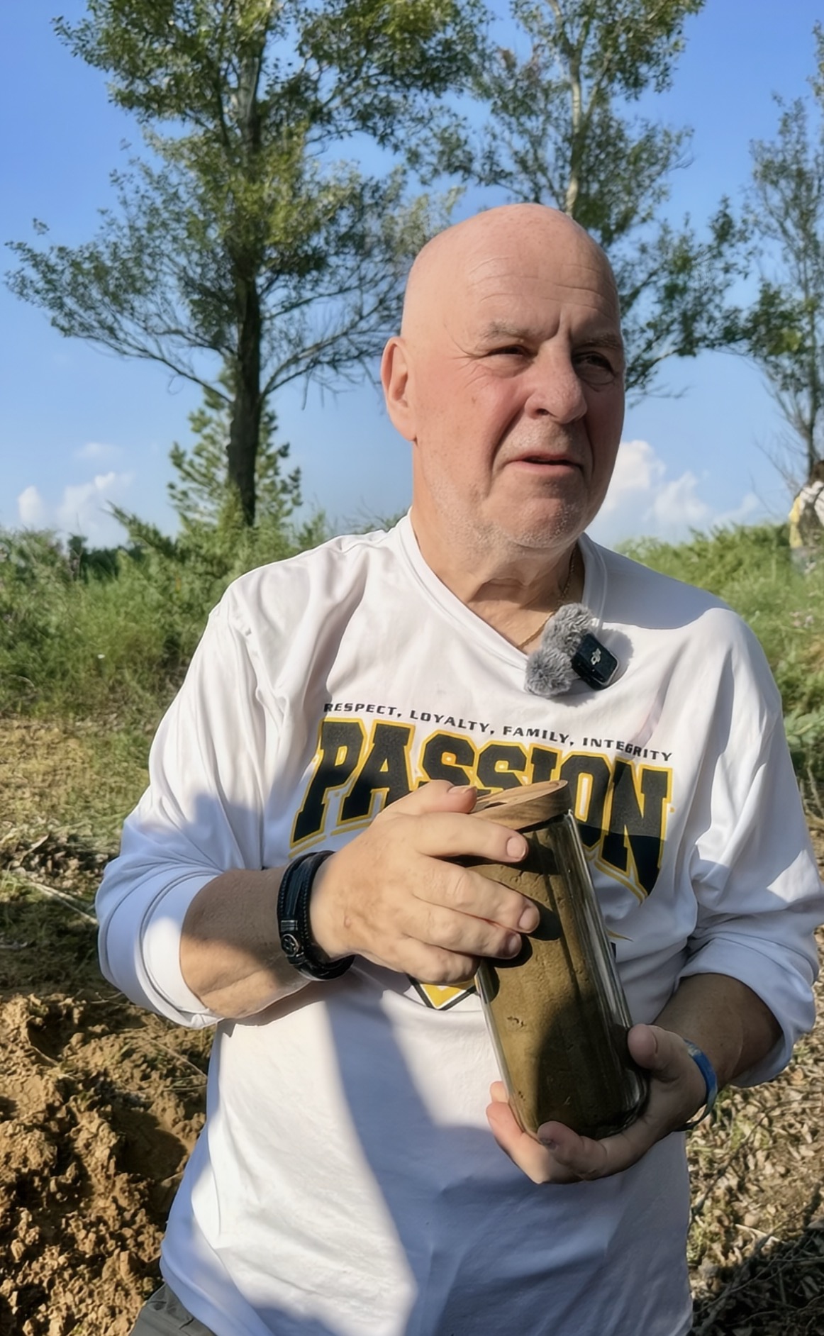 Ronald Sakolsky fills a jar with sand from the Mu Us Desert in Inner Mongolia, planning to bring it back to the US, on August 24, 2026. Photo: Lin Xiaoyi
