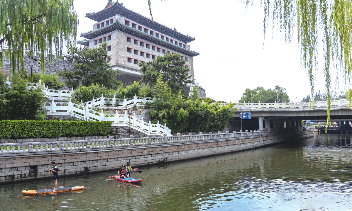 People are having fun with recreational sports along the North Moat near Deshengmen in Beijing. Photos: Li Hao/GT A woman paddleboards down a river in Beijing. 