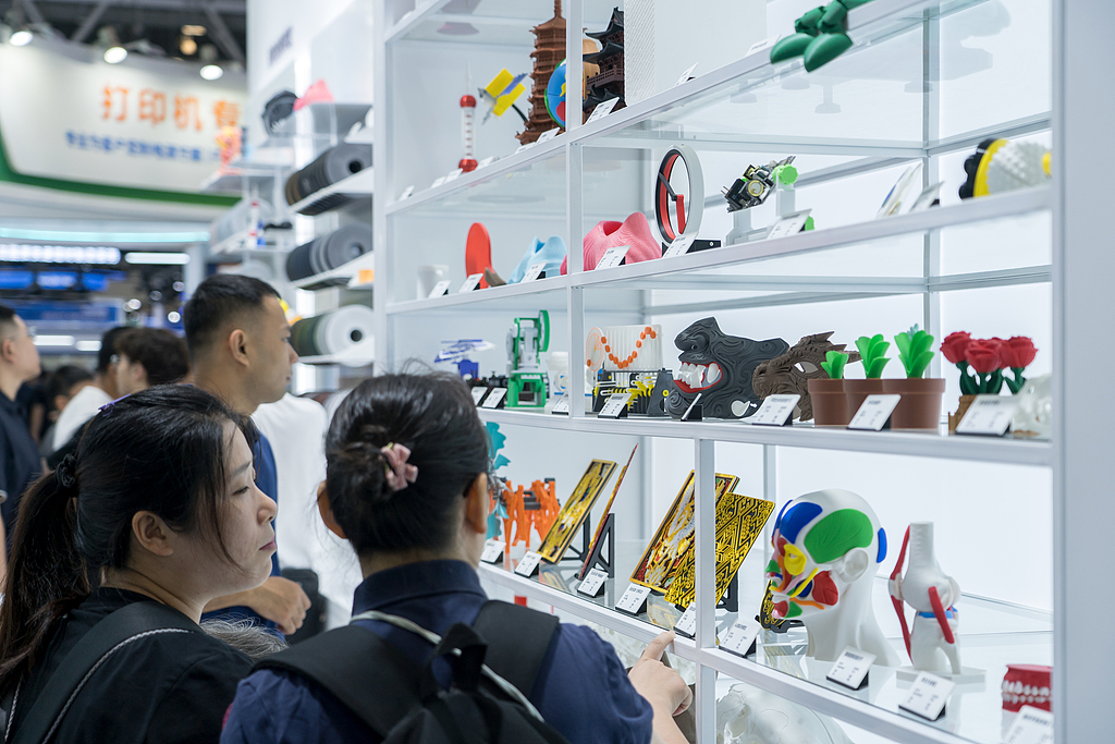 Visitors look at 3D printing models at Formnext Asia Shenzhen, a leading trade fair for 3D printing and additive manufacturing, in South China's Guangdong Province, on August 26, 2026. The trade show runs from August 26 to 28, with more than 100 exhibitors showcasing the latest technologies and application achievements across the additive manufacturing industry chain. Photo: VCG