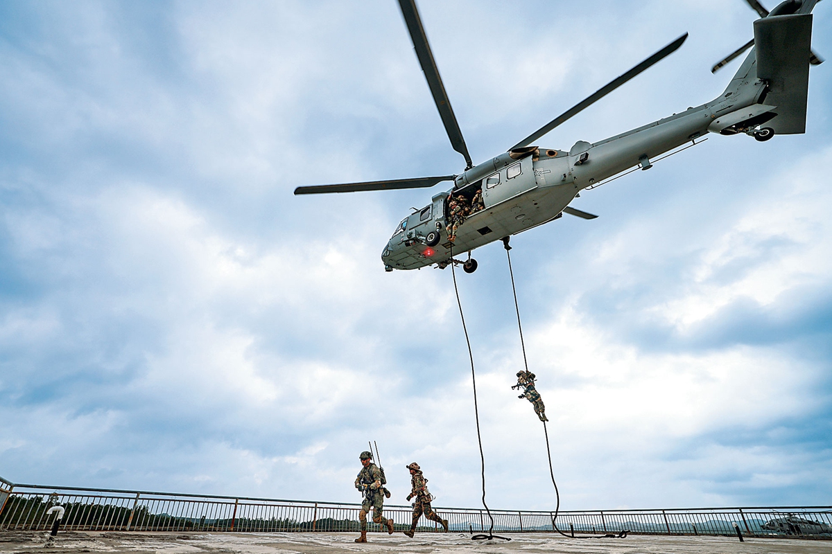 Troops rappel from a Z-20K helicopter during the China-Belarus Swift Eagle 2026 joint training exercise.  Photo: Website of China's Ministry of National Defense 