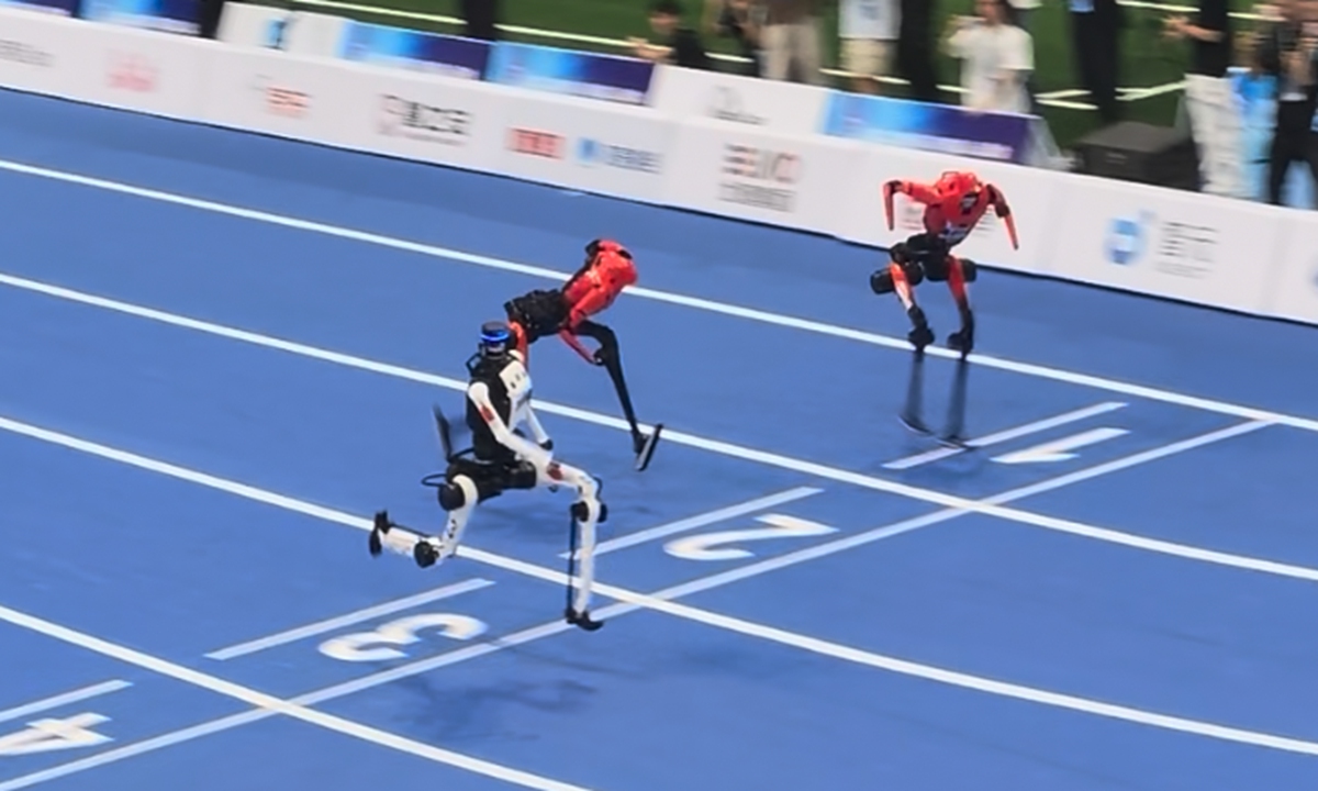 Chinese Tiangong humanoid robot competes in the 100-meter semifinal at the 2nd World Humanoid Robot Games on Tuesday. It set a new record with a time of 8.86 seconds, breaking its previous mark of 9.39 seconds. Photo: Cui Meng/GT