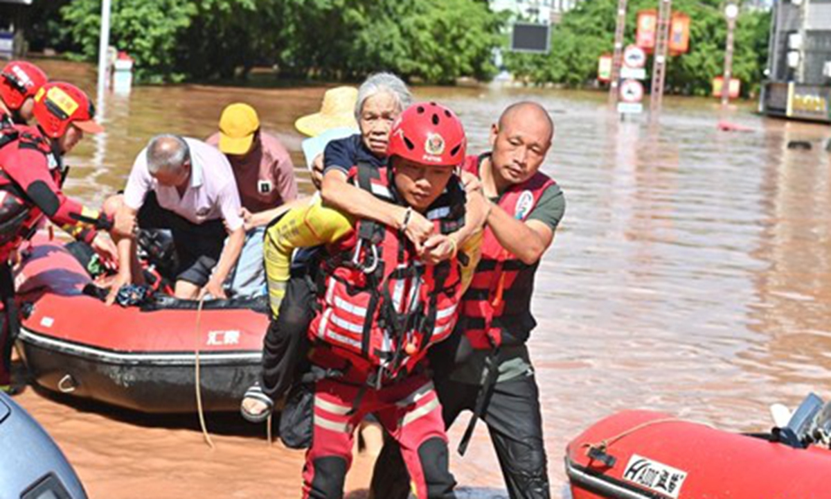 Rescuers transfer stranded residents in Ningming county, Chongzuo in South China's Guangxi Zhuang Autonomous Region, on August 25, 2026. Photo: Xinhua