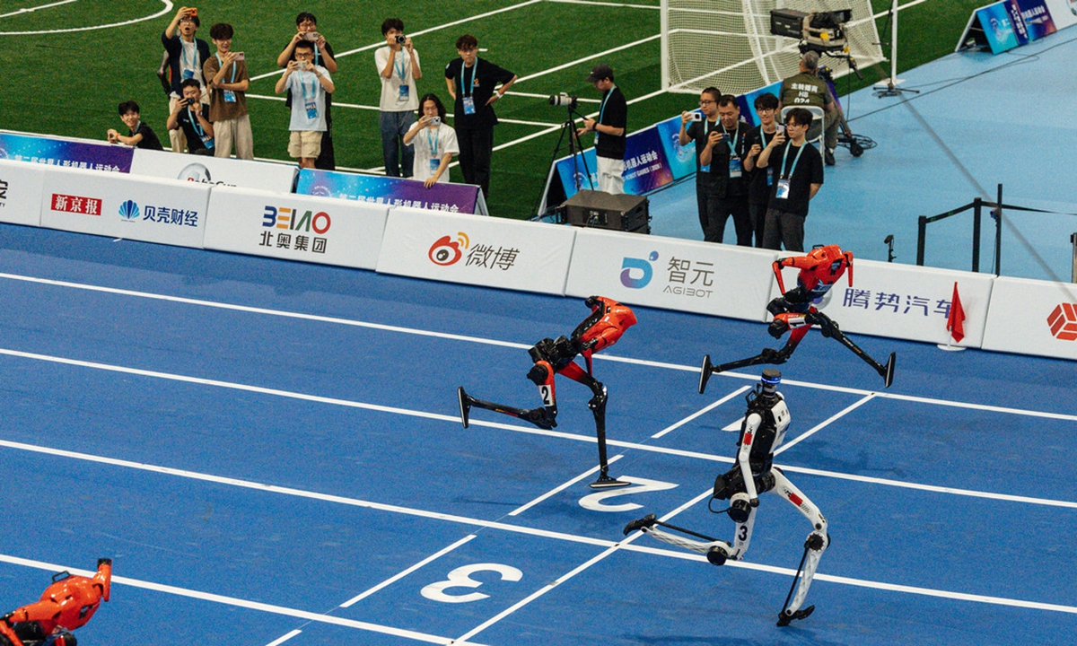 At the second WHRG, in the 100-meter semifinal of the large-size humanoid robot category, the Tiangong humanoid robot (center) from Beijing Humanoid Robot Innovation Center clocked a new personal best of 8.86 seconds, breaking the record again. Photo: Li Hao/GT

