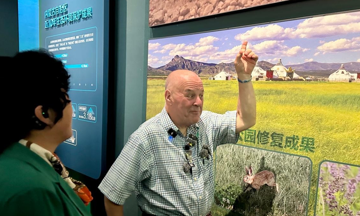 Robert Sakolsky (right) and Yin Yuzhen visit the Inner Mongolia Museum to view local ecological protection achievements of the past 10 years on August 26, 2026. Photo: Lin Xiaoyi/GT