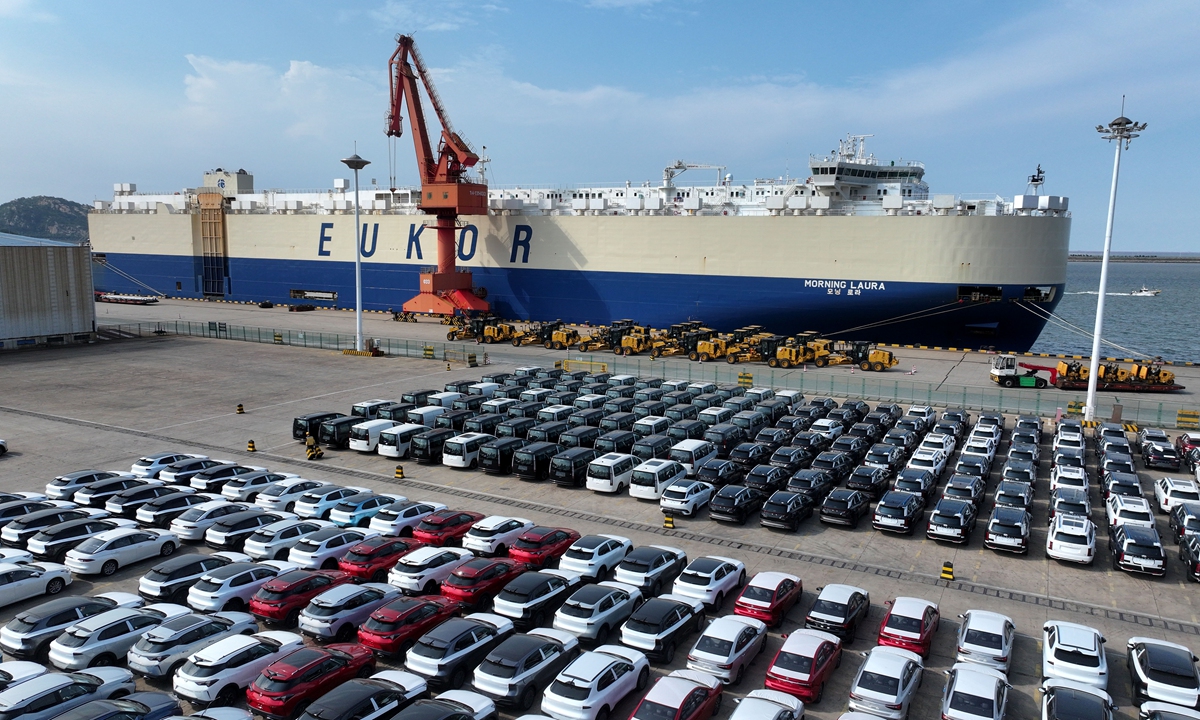 A roll-on/roll-off ship loads China-made vehicles for export at Lianyungang Port in East China's Jiangsu Province on August 27, 2026. From January to July, ports in Jiangsu handled exports of more than 1.1 million vehicles, up more than 15 percent year-on-year. 
Photo: VCG