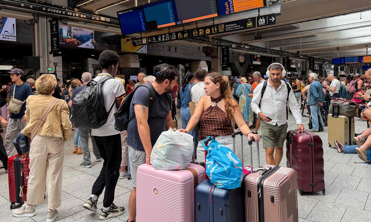 Passengers wait as traffic is suspended following a fault in the electrical system at the Montparnasse railway station in Paris, France, on August 27, 2026. Photo: VCG