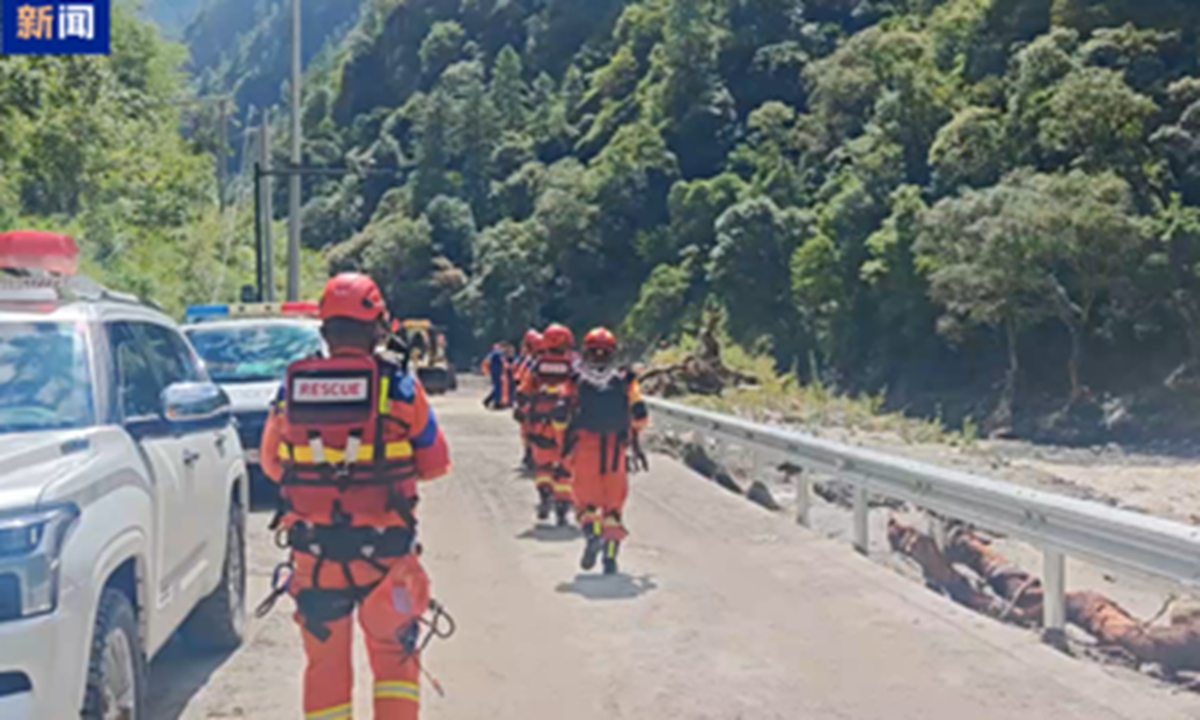 Search and rescue personnel head to disaster-hit areas in Gyirong, Xigaze to carry out rescue operations on August 28, 2026. Photo: CCTV News